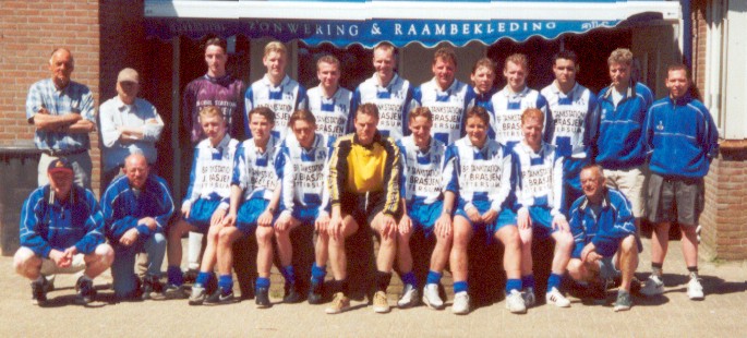 Staand: Dhr Brasjen,Pim,Willem,Dennis,Barry,Martin,Hans,Bello,Robert,Andy,Marc en Patrick. Gehurkt: Benny,Bobby,Niels,Johan,Marijn,Frank,Jonathan,Jos,Sander en Johan