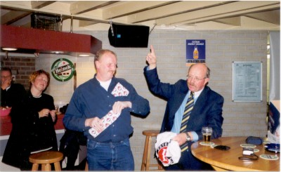 Benny overhandigd Bobby een cadeau