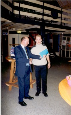 Bobby overhandigd het 1e exemplaar van het boekje aan Niels Hobbelink, de aanvoerder van het vorige seizoen