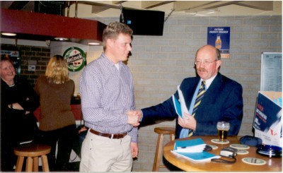 Ook, inmiddels ex-leider Marc, krijg het boekje overhandigd
