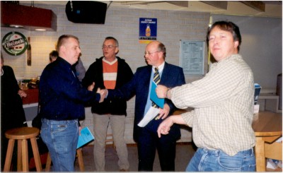 Uiteraard krijgen de vaste barmannen Rudy(links) en Dirk ook het boekje overhandigd