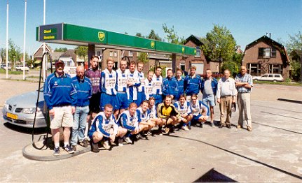 Vanaf links: Benny(ass. trainer),Bobby(trainer),Willem,Dennis,Martin N,Hans,Robert,Niels,Andy,Patrick(leider),Bello(leider),Marc(leider),Johan(Grensrechter),Pim(Analiticus),Dhr Brasjen(sponsor). Gehurkt: Barry,Sander,Johan,Jonathan,Frank,Jos,Marijn